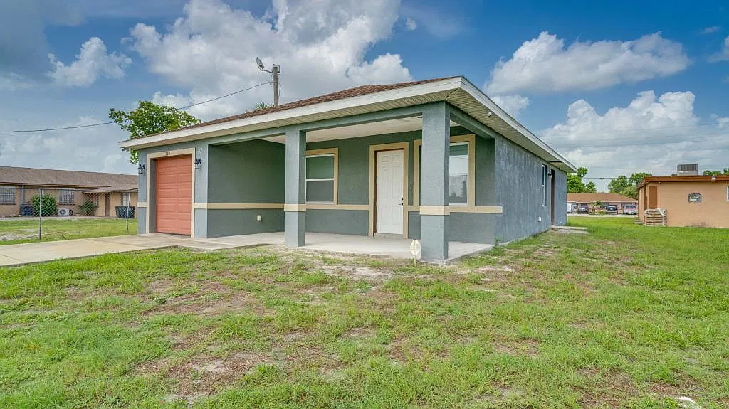 2411 Ben St — Photo 2