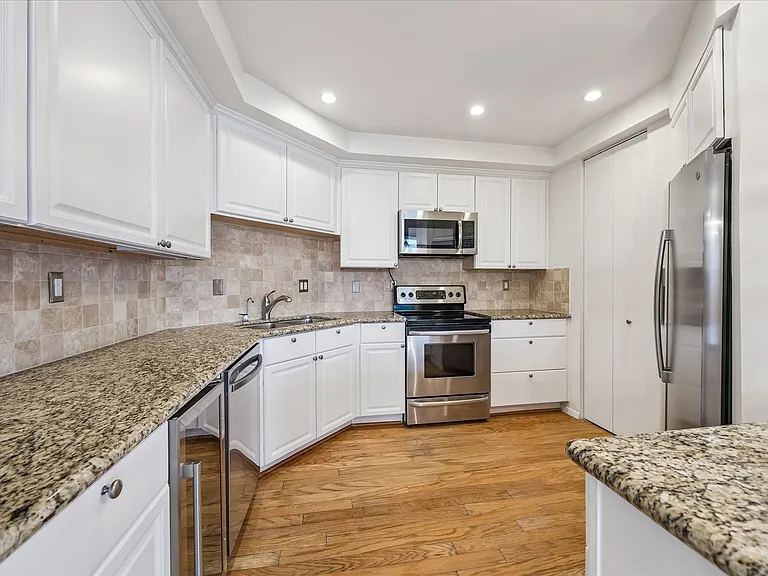 21 Briar Hollow Ln #501 — Photo 9