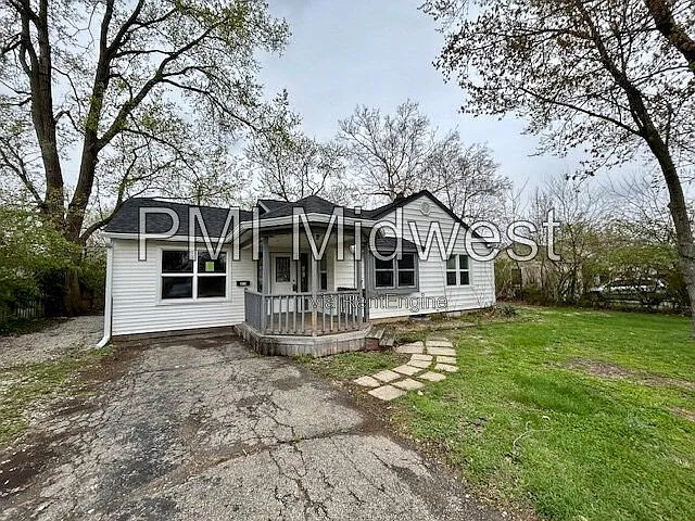 3 bed, 1.5 bath, 752 sqft, $1,379 — Photo 2