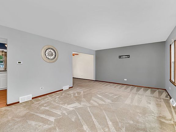 5th image of 8 E Eureka Dr