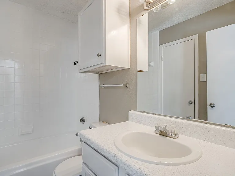 Watergate Apartments — Photo 17