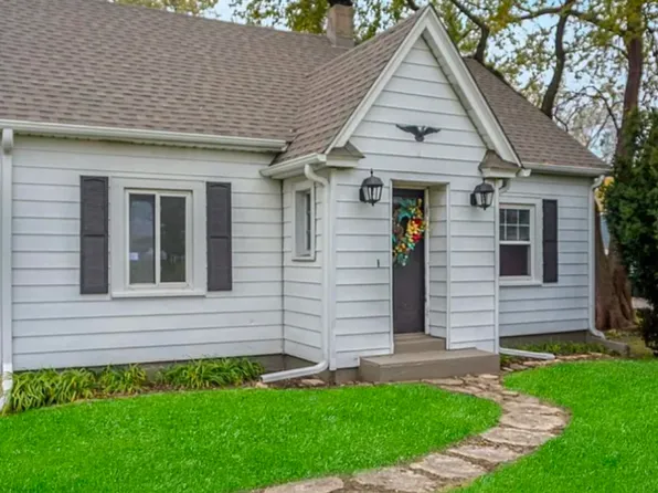 6N600 Gary Ave, Roselle, IL 60172