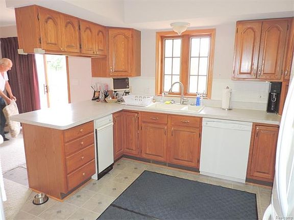 2nd image of 4925 Jackson Blvd