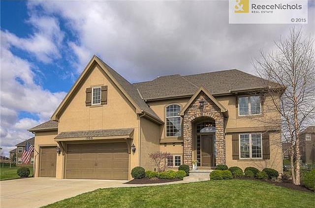 Gorgeous curb appeal in cul de sac setting