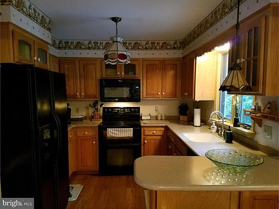 4th image of 27 Silver Brook Dr