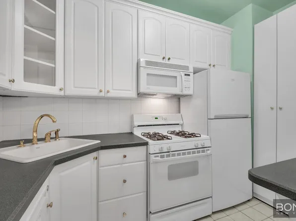 360 East 72nd Street image 4 of 5