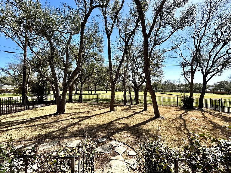 9108 Balcones Club Dr — Photo 26