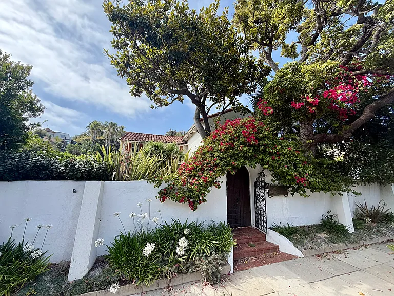 311 Amalfi Dr — Photo 6