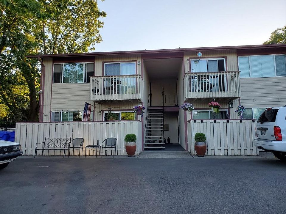 This is a photo of the front of the 10 unit complex at 3435 SE 13th Ave. This photo was taken on a beautiful Spring Day in the late afternoon.
