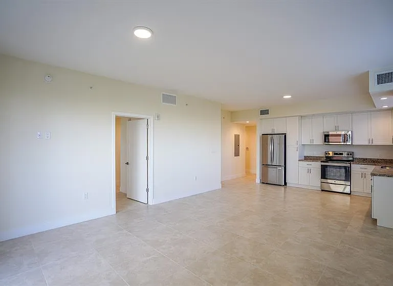 1091 Galiano St #502 — Photo 8