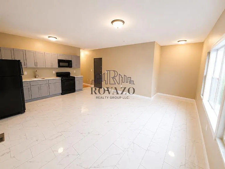 3 bed, 700 sqft, $2,395 — Photo 3