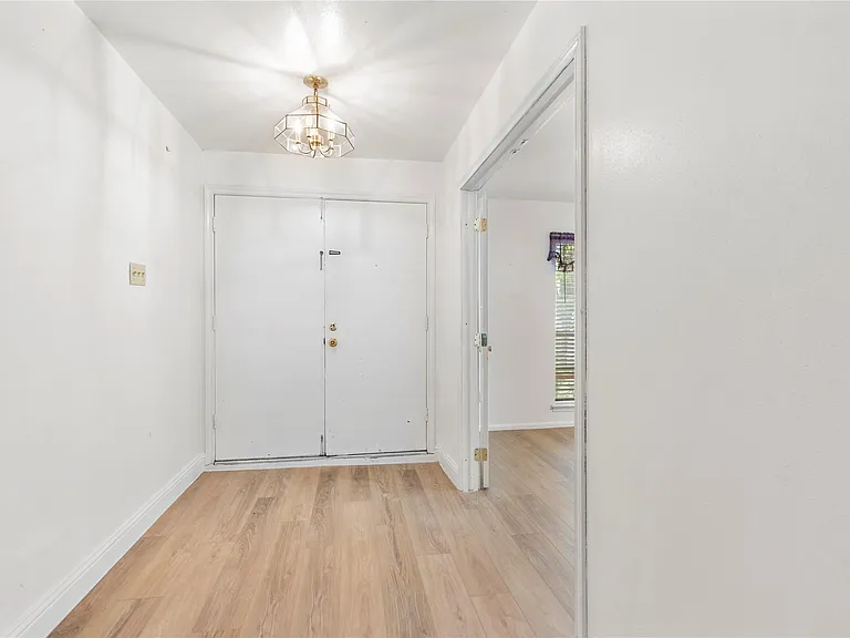 8903 Roos Rd — Photo 11