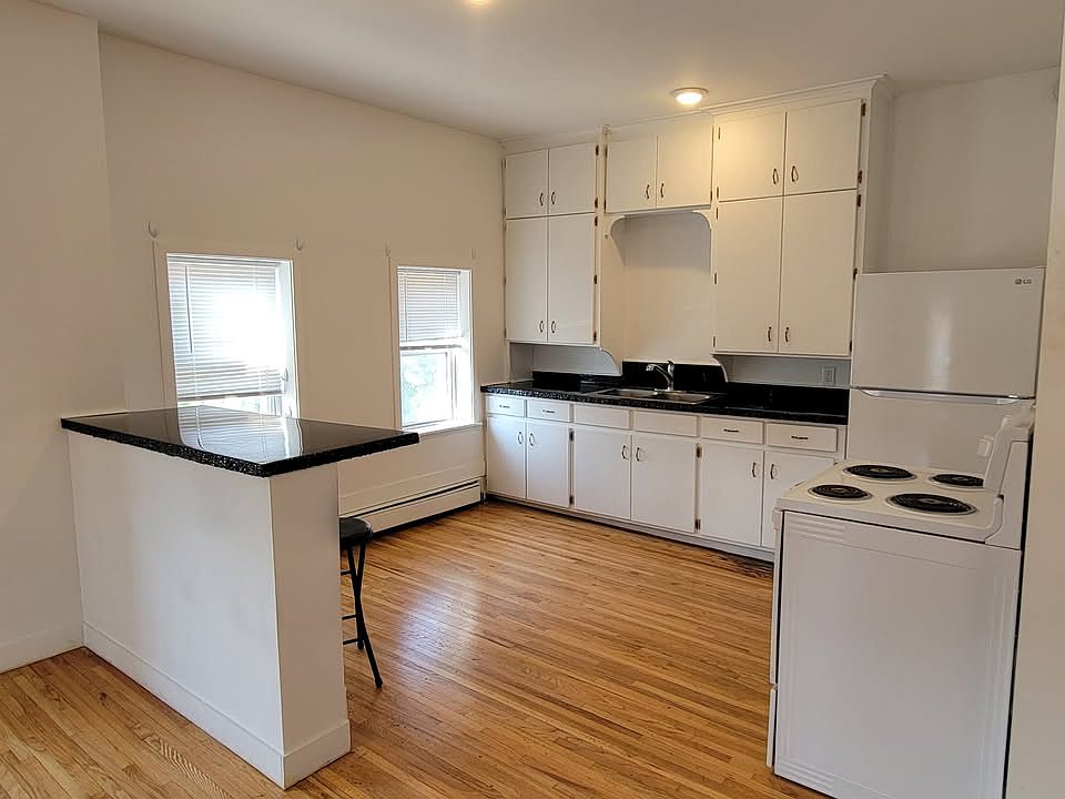 1st image of 119 Lewis St S #3