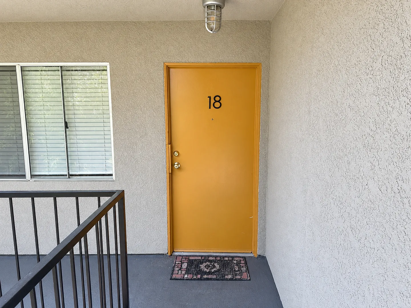 Spacious 2BR/2BA in NoHo Quiet 2nd Floor, Central A/C, 2 Parking Spaces — Photo 3