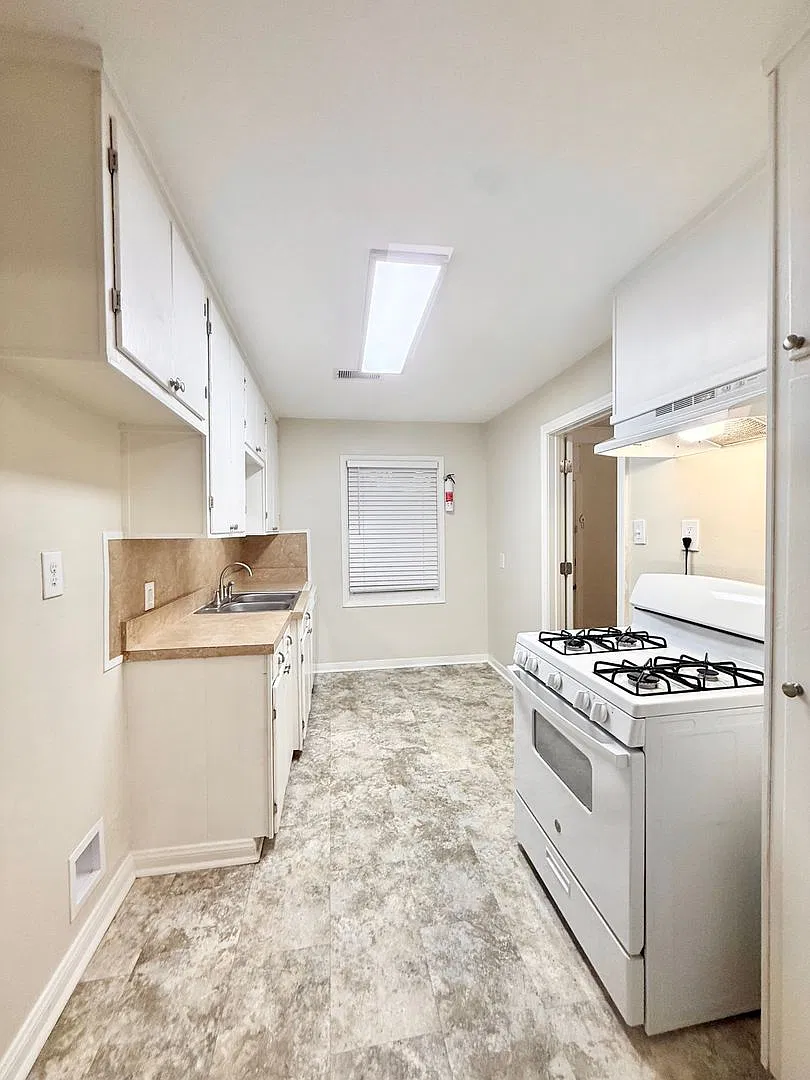 Beautiful 2/1/1 w/ study in Angleton!! Very Cute Home ! — Photo 4