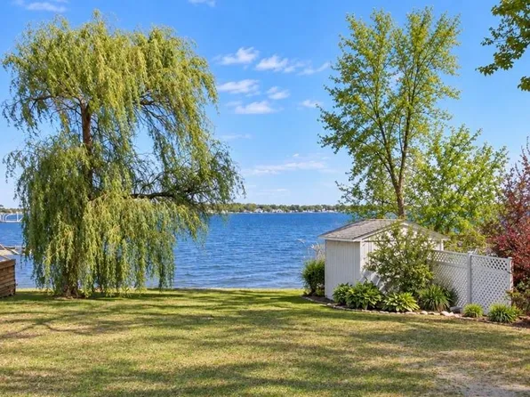 1711 E Lake Dr, Novi, MI 48377
