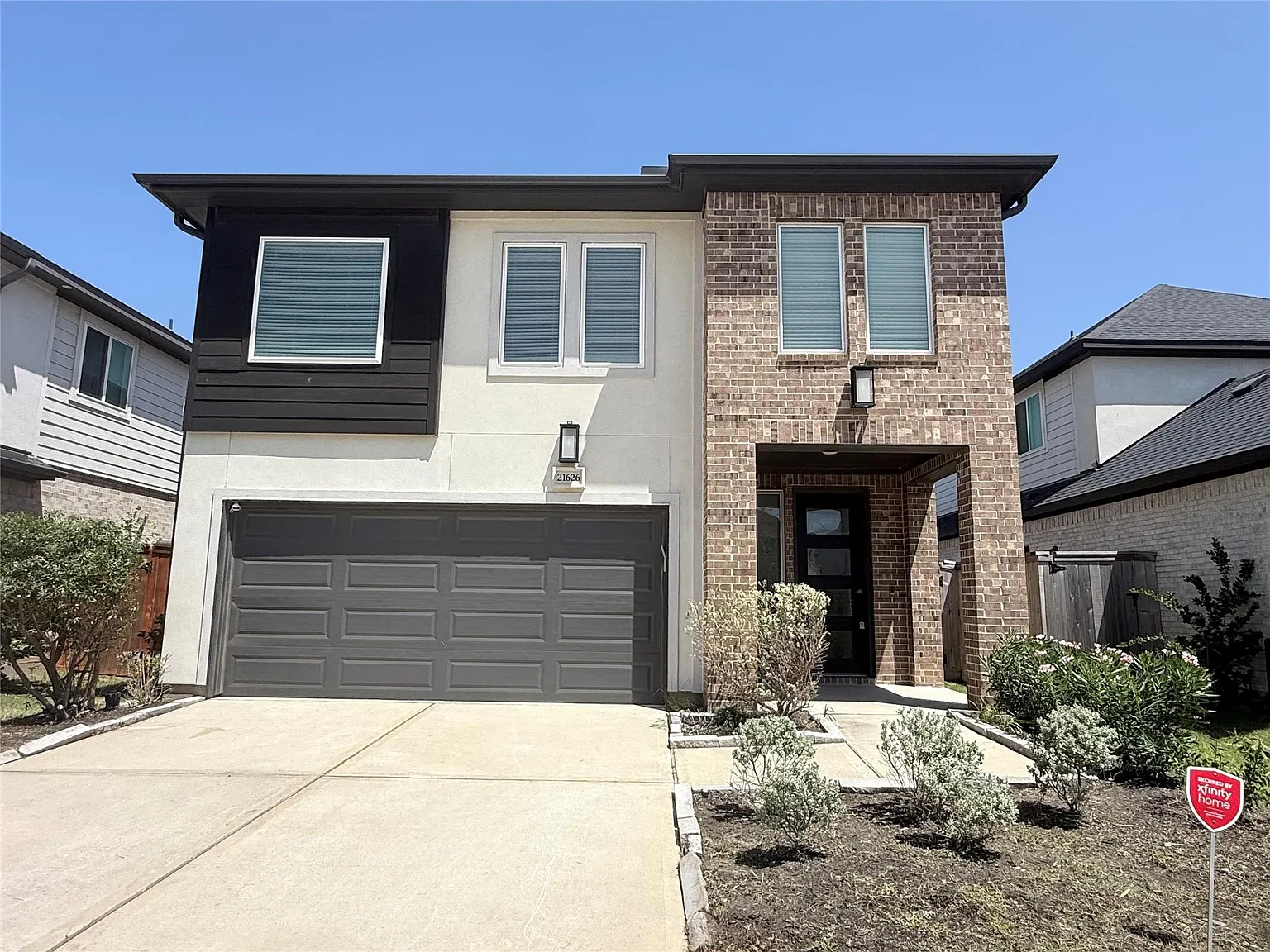 5 bed, 4.0 bath, 2498 sqft, $3,200 — Photo 1
