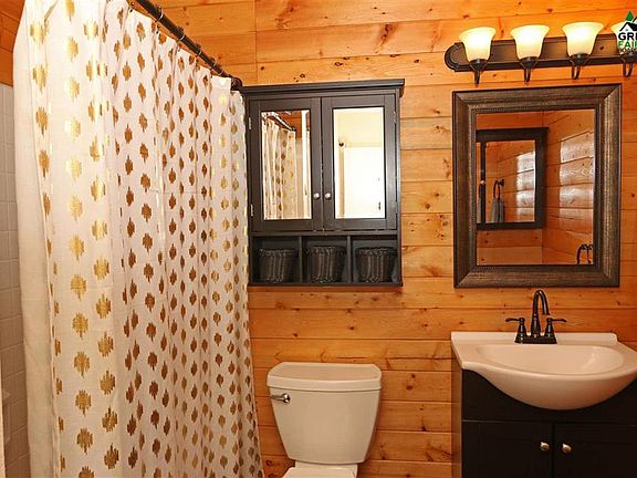 Full size bathroom - Also equipped with High Efficiency front load washer and dryer.