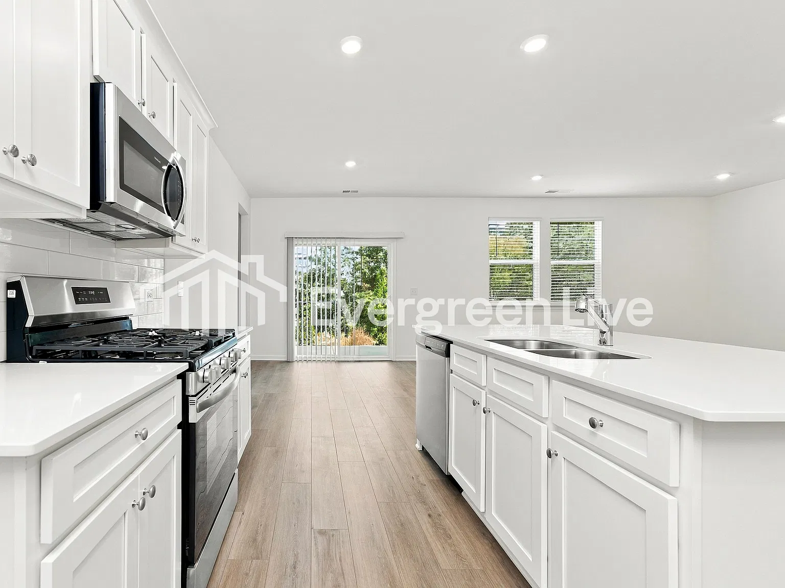 6 bed, 4.0 bath, 3010 sqft, $2,560 — Photo 4