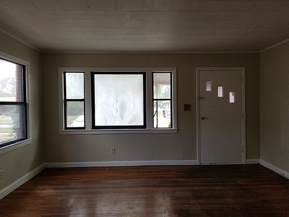 3rd image of 828 W Lee St
