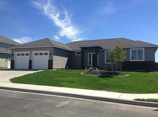1897 S Honeysuckle St, Kennewick, WA 99338