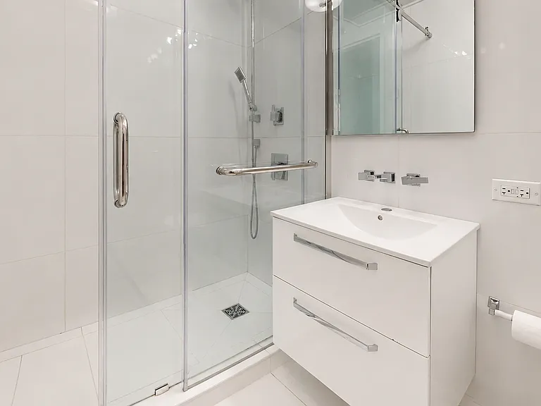 237 E 34th St #401 — Photo 14