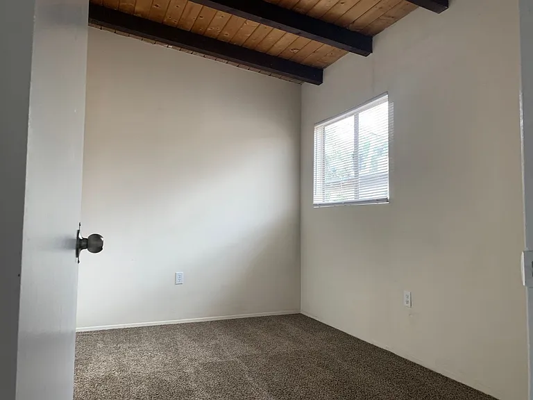 517 Vermont St NE — Photo 15