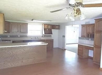 3rd image of 828 Parkview Dr