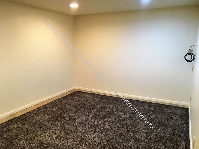 820 E Broadway St — Photo 14