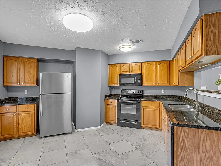 13915 Old Village Ln — Photo 8