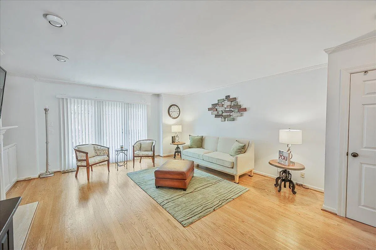 206 Westchase Dr — Photo 2