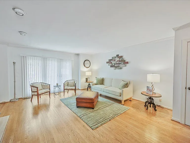 206 Westchase Dr — Photo 2