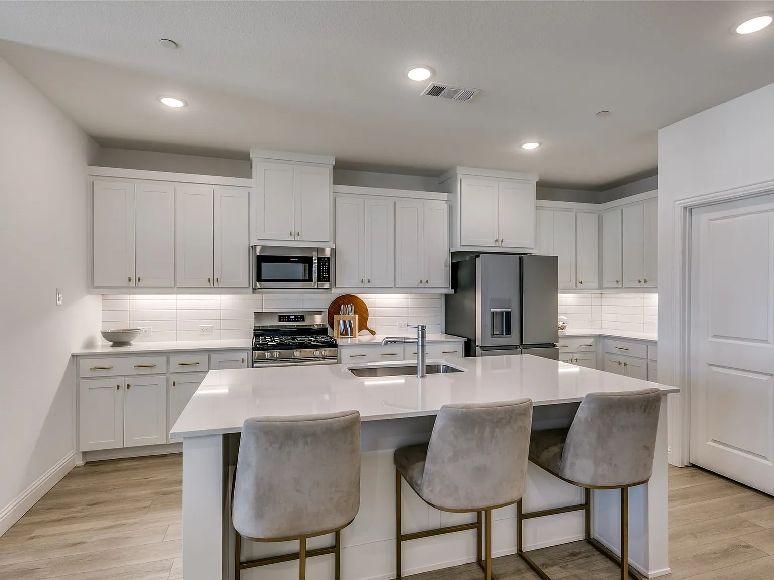 3 bed, 2.5 bath, 2283 sqft, $3,200 — Photo 3