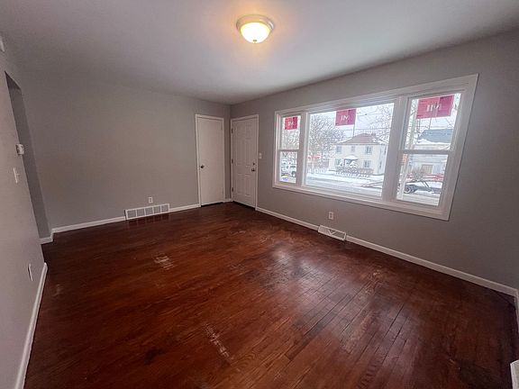 5th image of 704 Dickinson St SE
