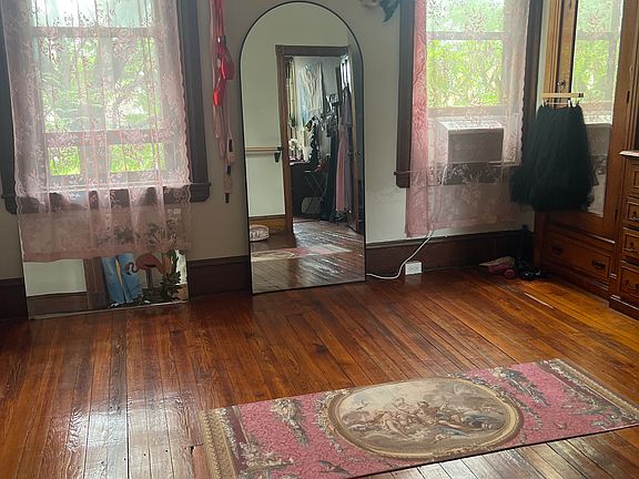 5th image of 817 E Girard Ave