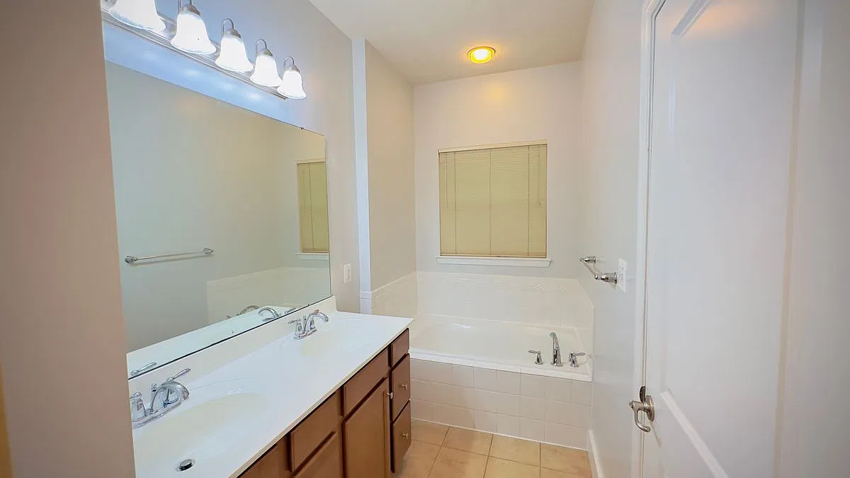 4 bed, 3.0 bath, 2140 sqft, $3,400 — Photo 3