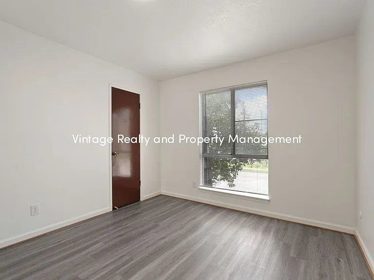 110 E Grove St — Photo 39