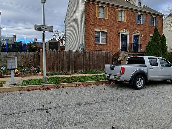 2nd image of 805 Donnelly St