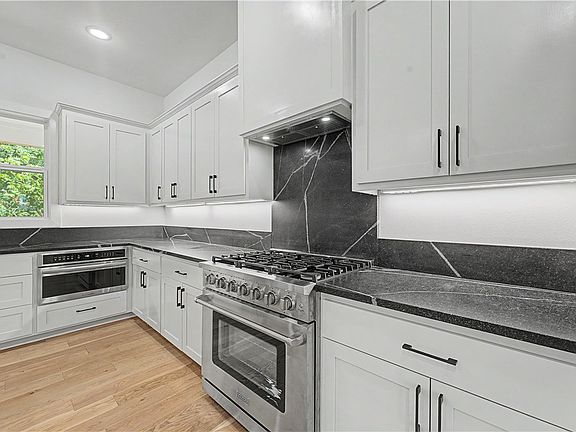 3rd image of 1975 Collins Dr