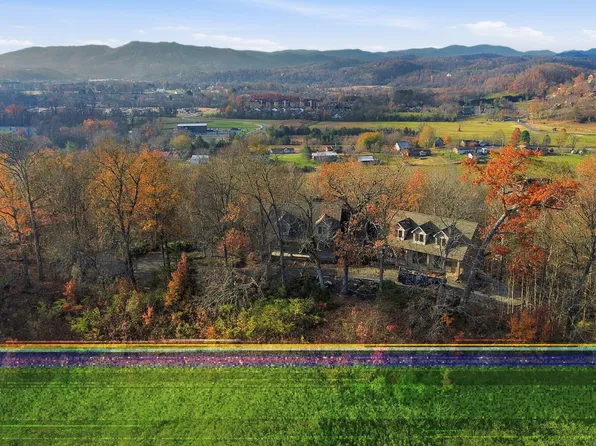 306 Teague Ln, Sevierville, TN 37862