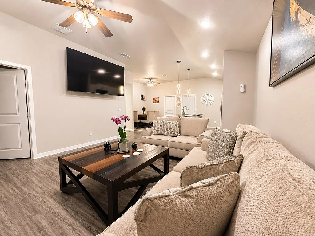 3 bed, 2.0 bath, 1421 sqft, $2,800 — Photo 4