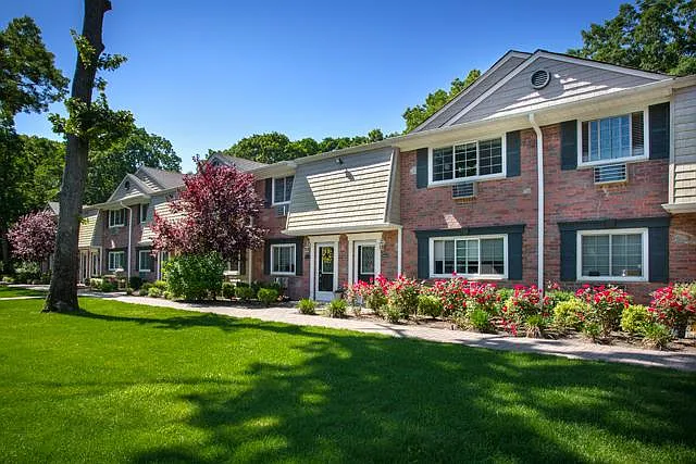 Fairfield Village At Coram — Photo 21
