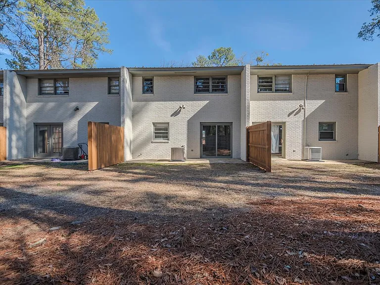 230 W Manchester Rd — Photo 29