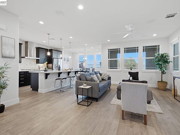 4th image of 17 Ben Nevis Pl
