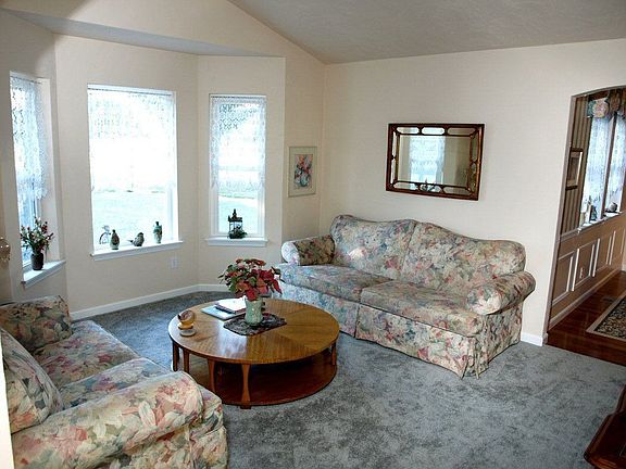 Formal Living Room w/vaulted ceilings