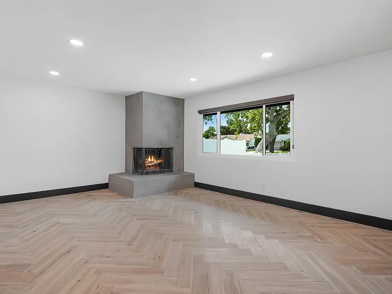 23807 Archwood St — Photo 34
