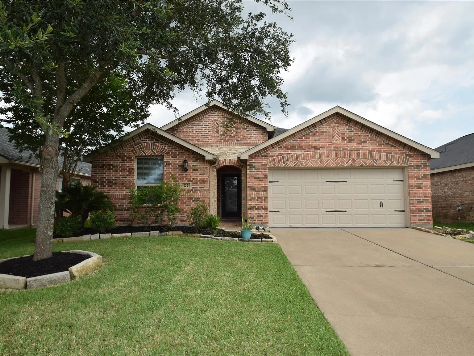 4 bed, 2.0 bath, 2573 sqft, $2,300 — Photo 1