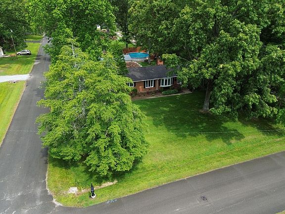 5th image of 222 Crestwood Dr