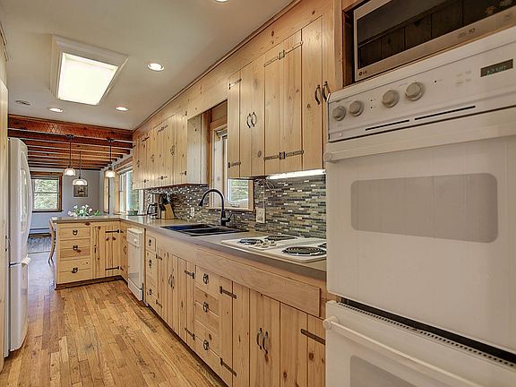 Kitchen, fully stocked pots, pans and all necesseties