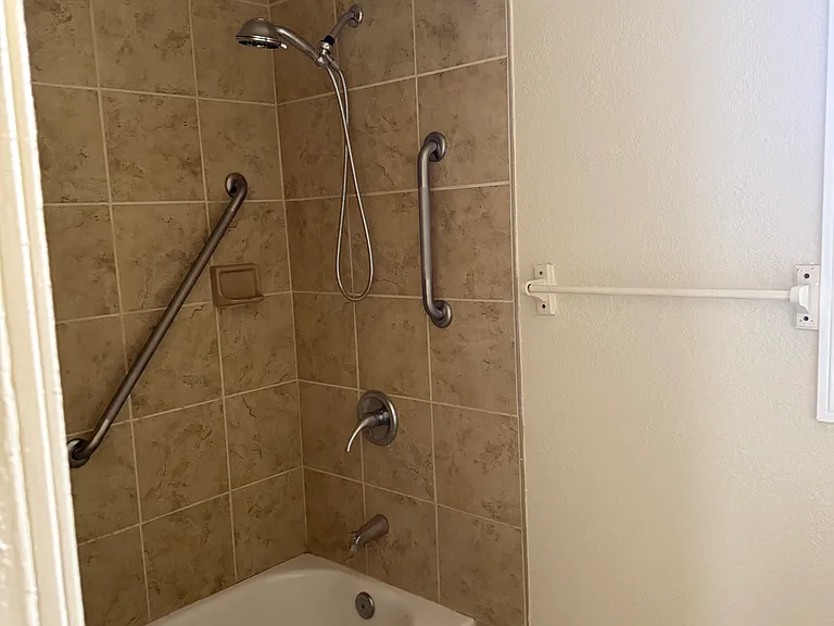 2253 S Cochran Ave — Photo 13